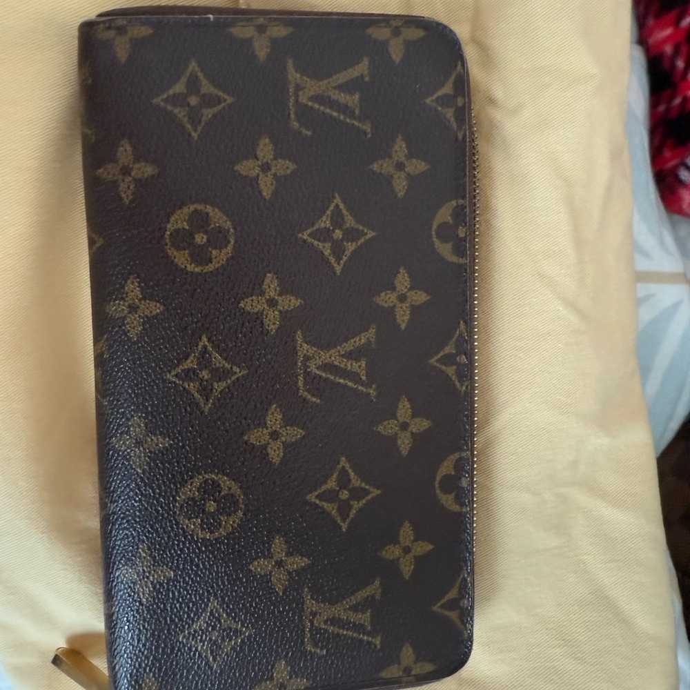 AUTH Louis Vuitton Monogram - Zippy Organizer. One owner, well cared for.